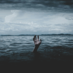 mano-emergiendo-del-mar