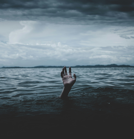 mano-emergiendo-del-mar