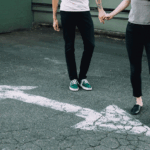 pareja-dandose-la-mano